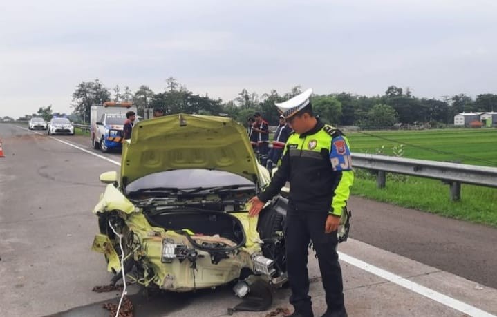 Porsche Pecah Ban di Tol Pasuruan-Probolinggo, Pengemudi Selamat, Mobil Hancur