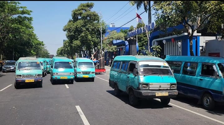 Sopir Angkot HN Demo di Dishub Jatim, Tolak Titik Transit Bus Trans Jatim Medaeng Pangkas Penumpang