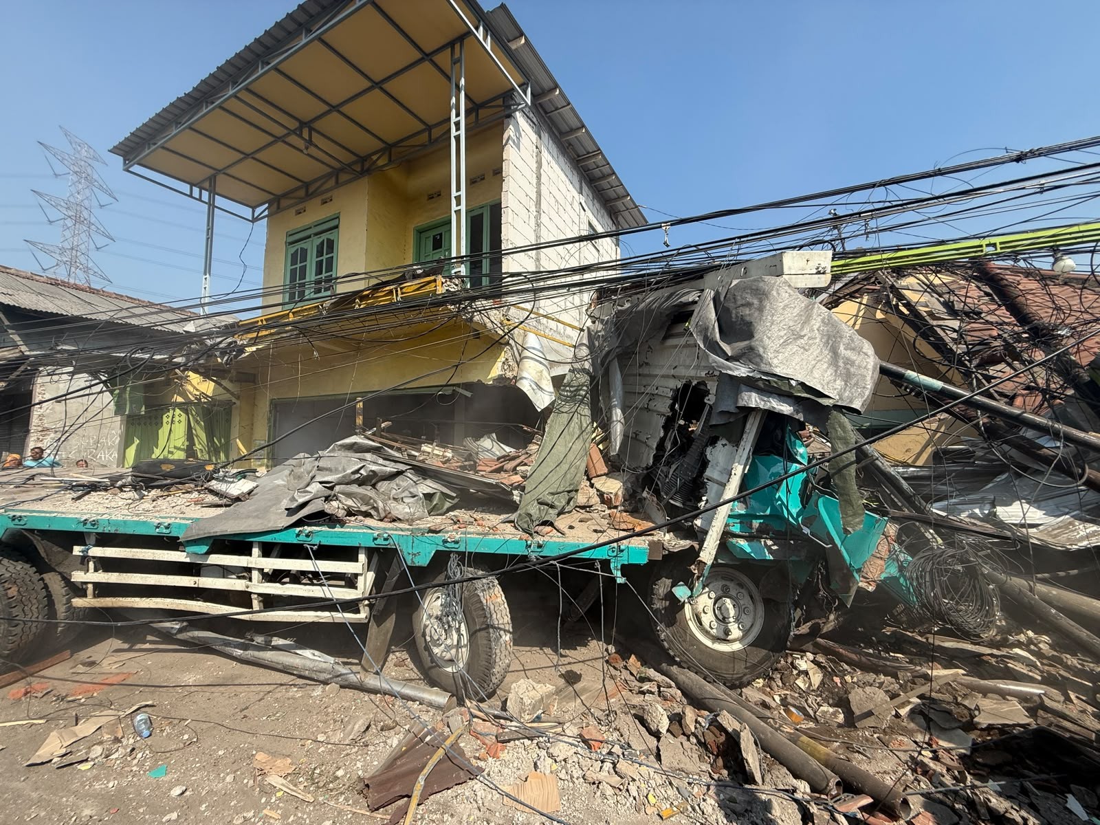 Truk Muatan Gulungan Kertas Tabrak 5 Rumah di Gempol Pasuruan, Sopir Terjepit 