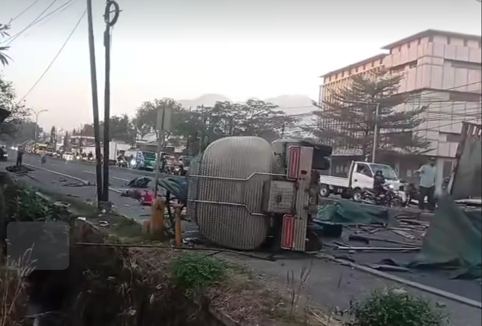 Truk Diduga Rem Blong Masuk Jalur Lawan di Gempol Pasuruan, 3 Tewas Lalu Lintas Lumpuh