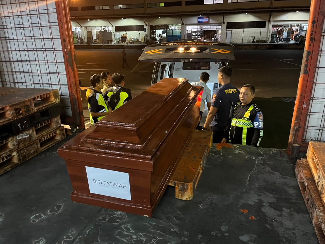 Tim DVI Polda Jatim Serahkan Dua Jenazah Korban KMP Mutiara Sentosa II.Empat Korban Sudah Dipulangka