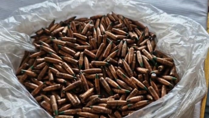 Proyektil Bekas Tajam Berserakan di Depan SPBU Singkalan Balongbendo, Polisi Amankan 1,5 Kg 