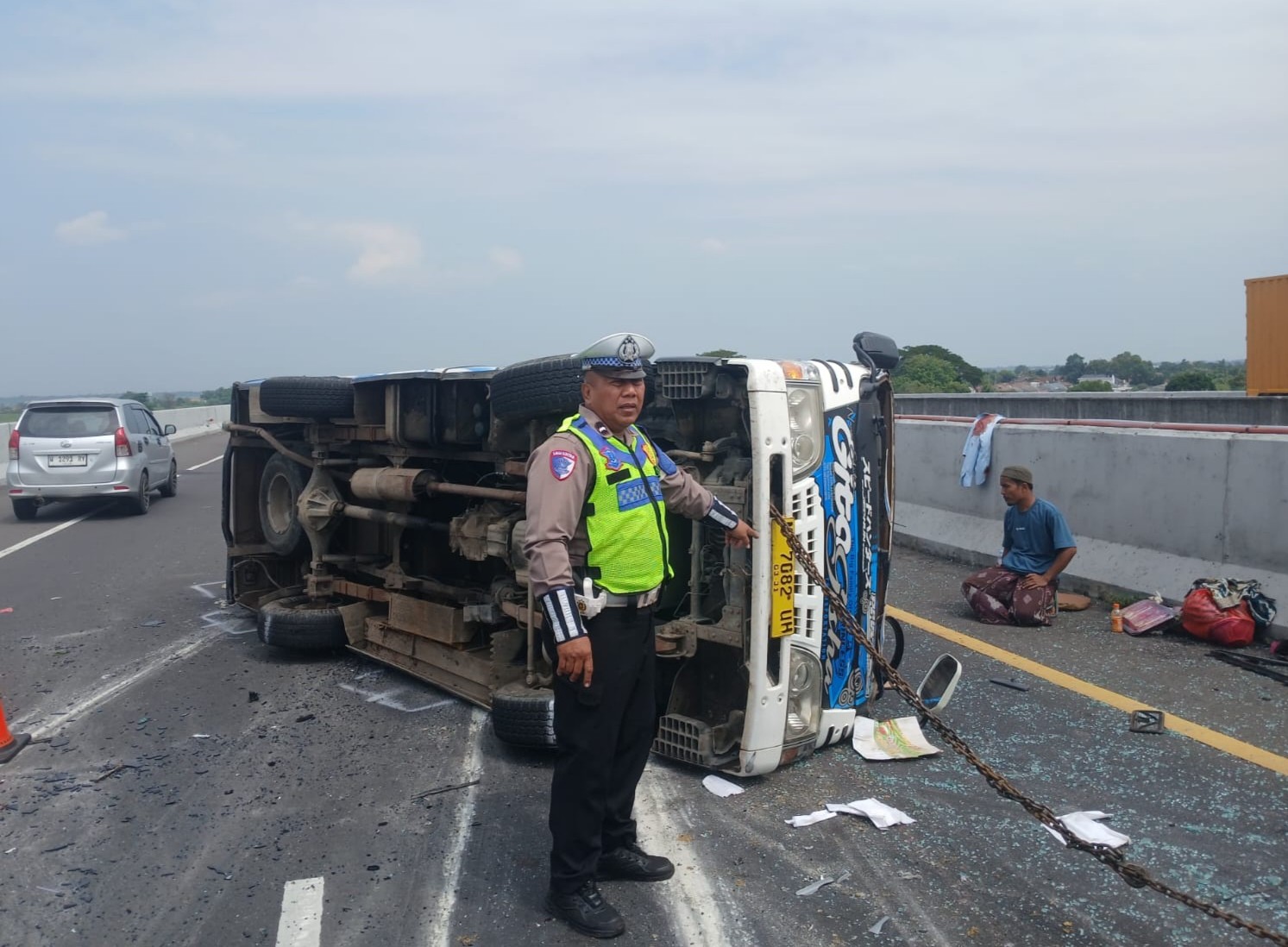  Mobil Rombongan Warga Sampang Terguling di Tol Jombang Akibat Pecah Ban, 10 Penumpang Terluka