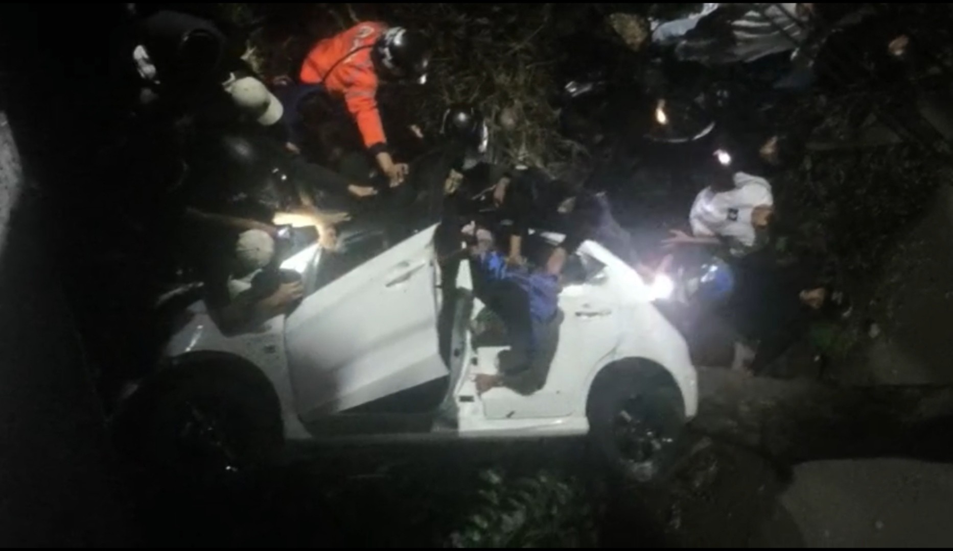 Honda Brio Terjun dari Flyover Gubeng Surabaya, Dua Penumpang Selamat Meski Alami Luka Ringan