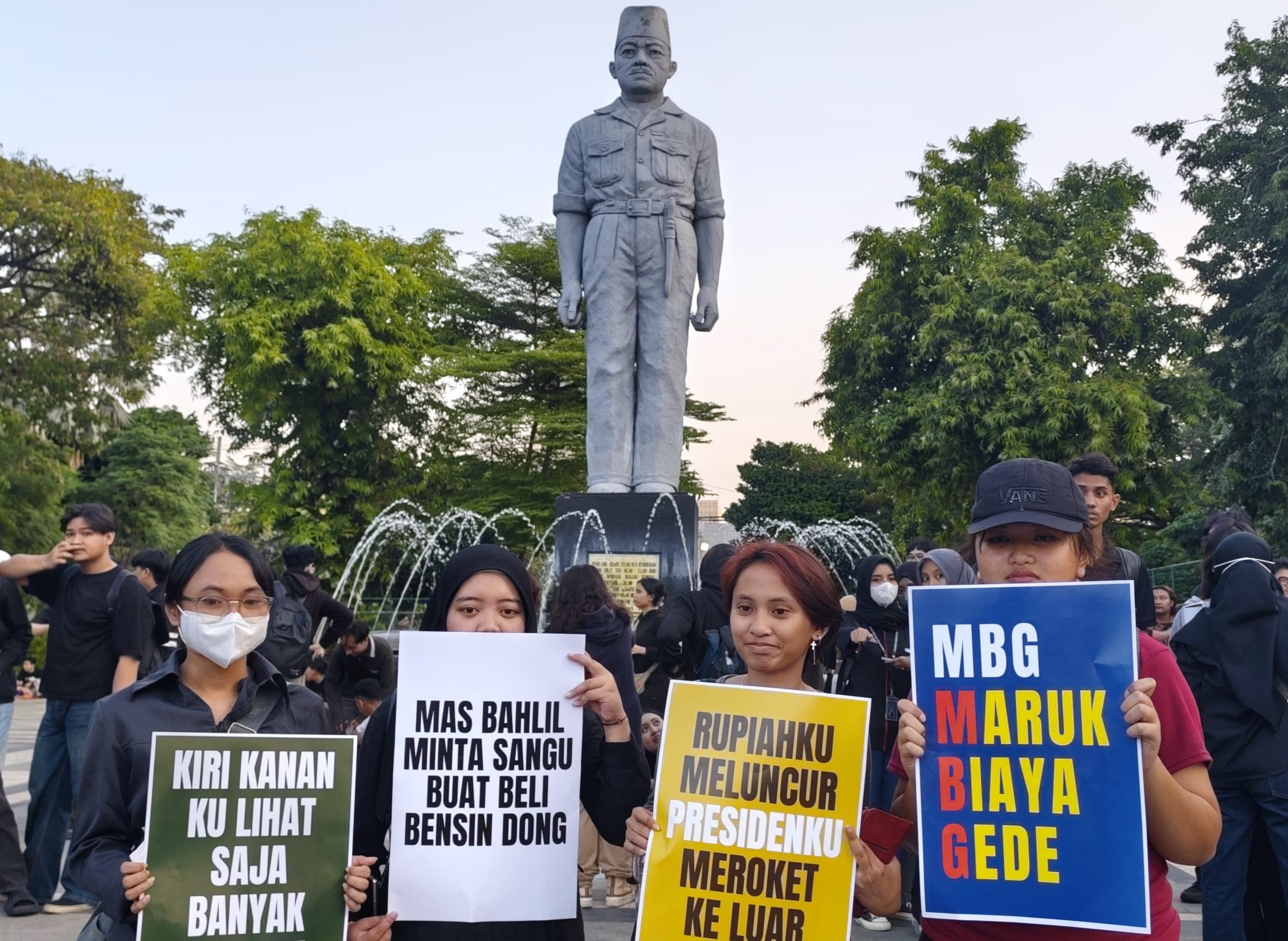 Mahasiswa Demo di Depan Grahadi Surabaya, Tolak Kenaikan BBM dan Soroti Daya Beli Masyarakat