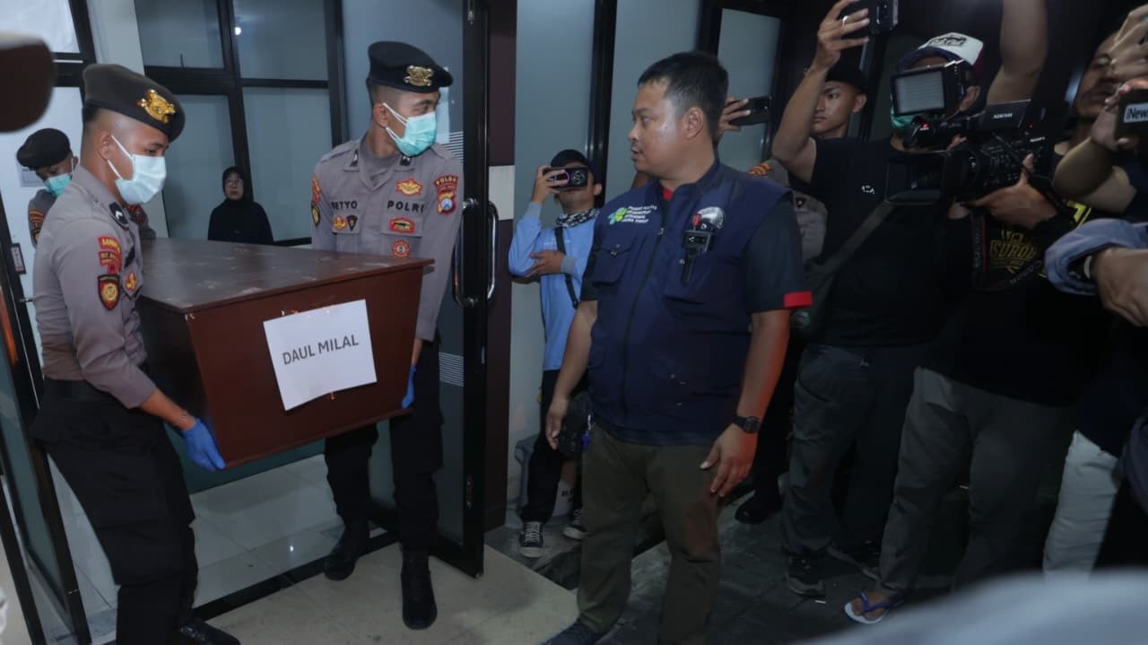 Polda Jatim Serahkan 3 Jenazah Santri Ponpes Al Khoziny ke Keluarga