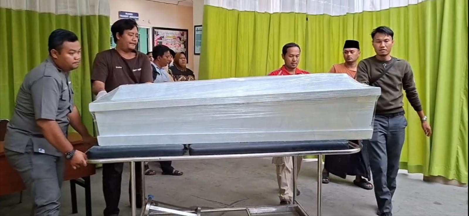 Jenazah Santri Diberangkatkan Muhammad Sholeh Akaj ke di Tanjung Pandan, Bangka Belitung.