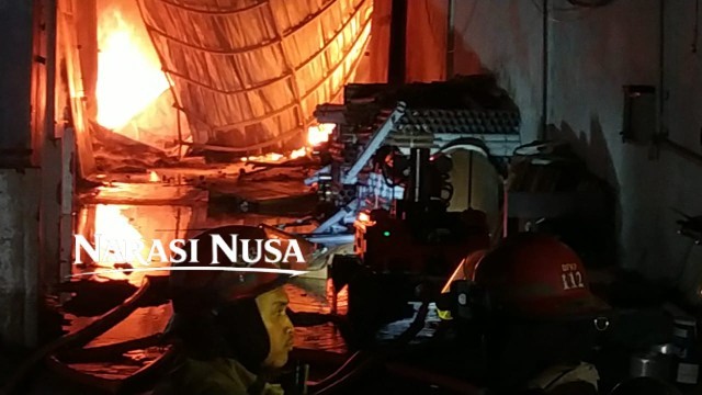 Kebakaran Pabrik Selotip di Margomulyo Surabaya Meluas, Tiga Area Bangunan Terdampak