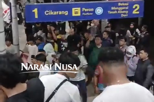 KA Jarak Jauh Tabrak Commuter Line di Bekasi Timur, Penumpang Luka-Luka Dievakuasi