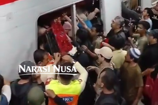 Tabrakan KA Argo Anggrek vs KRL di Bekasi Timur: Kru Diduga Tewas, Penumpang Terjepit di Gerbong