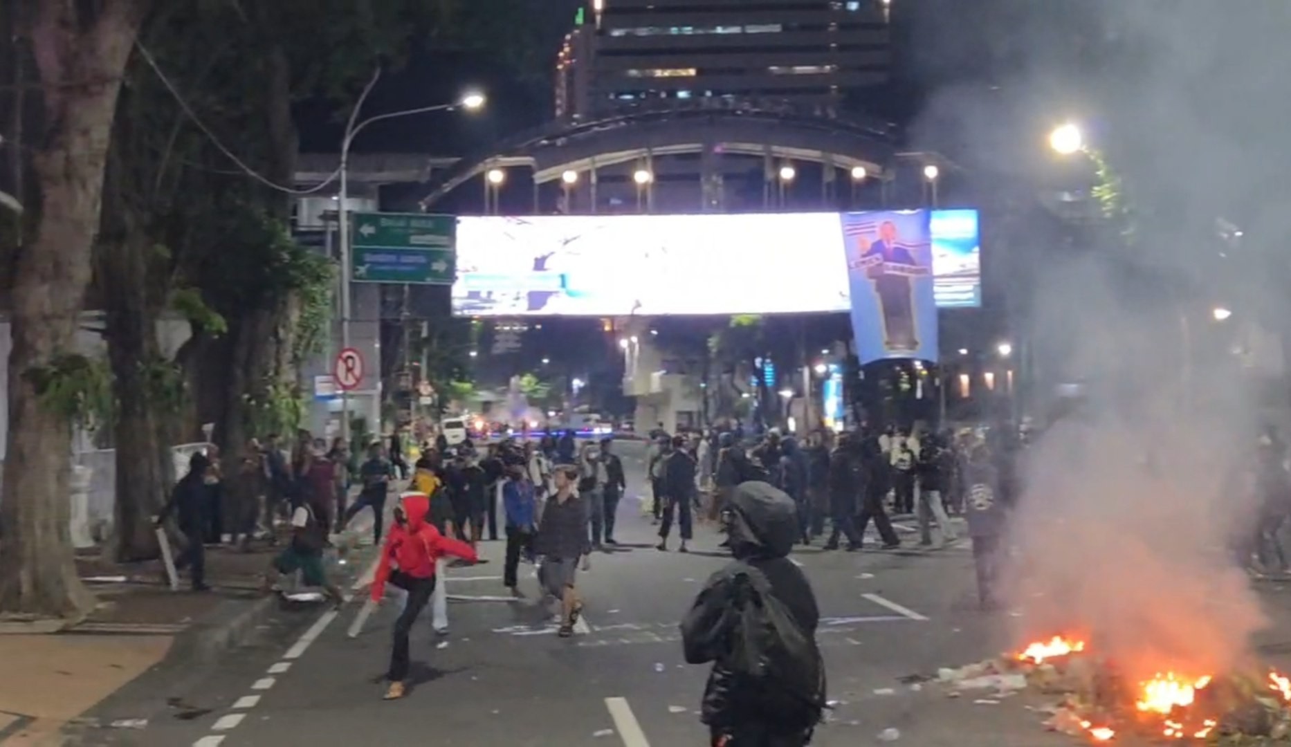 Demo Indonesia Sekarat di Grahadi Surabaya Berujung Ricuh, Polisi Pukul Mundur Demotran 